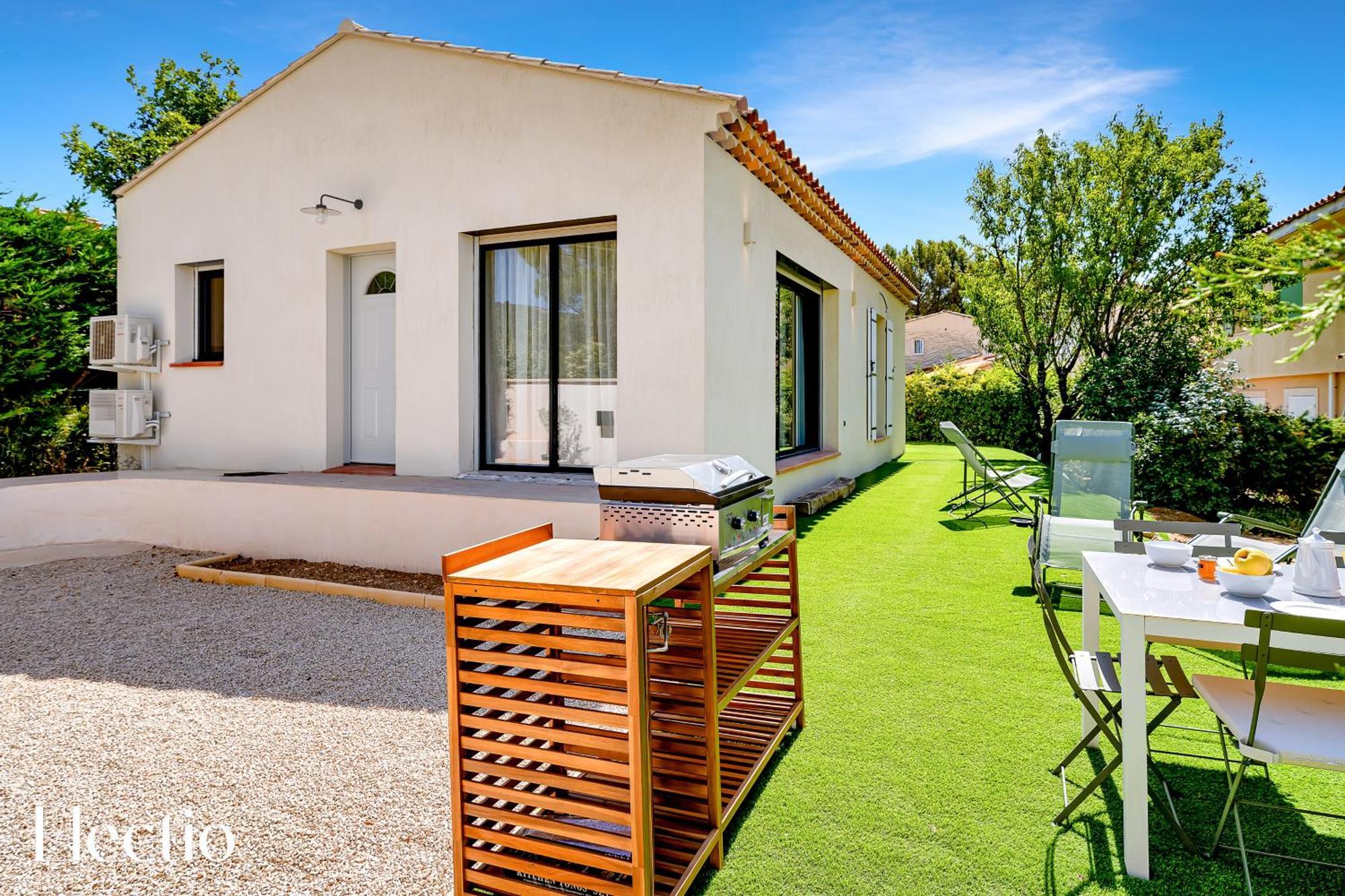 Villa Oliveda - Piscine & Salon Cinema Lourmarin Exterior photo